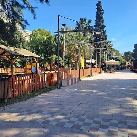 カラマタΔίπλα Στο Πάρκοアパートメント エクステリア 写真